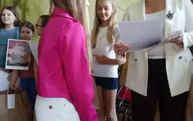 Odbi&oacute;r nagrody przez Laurę Milczarek z klasy 6c