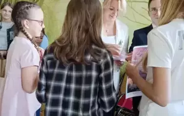 Odbi&oacute;r nagrody przez uczennice z klasy 4b