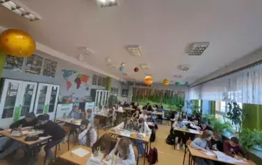 Uczniowie pracują w grupach nad zadaniami