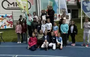 Uczniowie prezentują otrzymane dyplomy