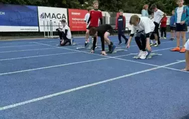 Uczniowie ustawiają się na starcie wyścigu