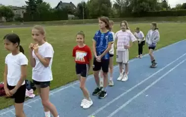 Uczennice stoją w kolejce do kolejnej konkurencji sportowej
