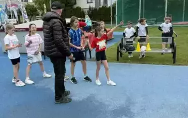 Rzut piłką palantową wykonywany przez uczennicę SP12