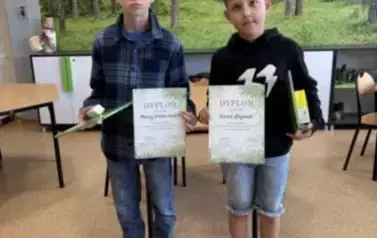 Uczniowie, kt&oacute;rzy zajęli pierwsze i trzecie miejsce