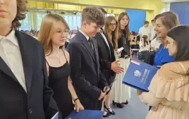 Uczniowie klasy 8c otrzymują świadectwa ukończenia szkoły