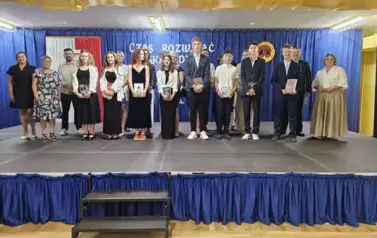Wyr&oacute;żnieni uczniowie z klasy 8b