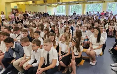 Uczniowie klas 4-7 oczekujących na zakończenie roku szkolnego