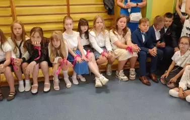 Uczniowie klas 1-3 oczekujący na zakończenie roku szkolnego