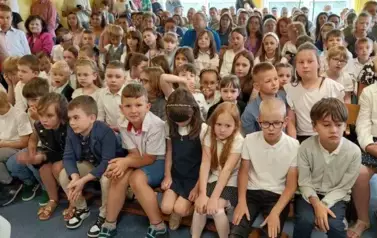 Uczniowie klas 1-3 oczekujący na zakończenie roku szkolnego