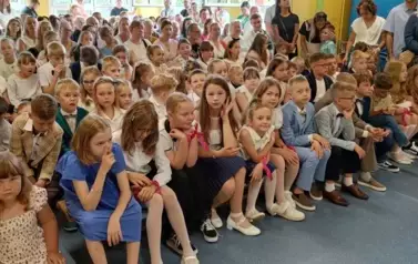 Uczniowie klas 1-3 oczekujący na zakończenie roku szkolnego