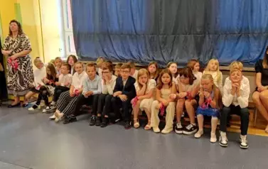 Uczniowie klas 1-3 oczekujący na zakończenie roku szkolnego