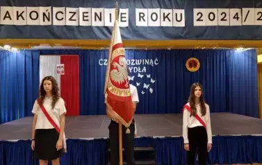 Poczet Sztandarowy złożony z uczni&oacute;w klas si&oacute;dmych