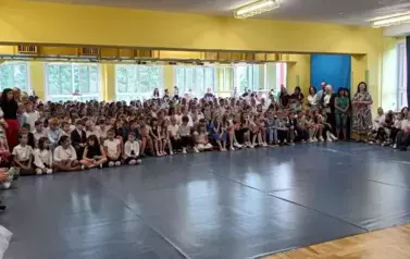 Uczniowie klas 1-3 oczekujący na zakończenie roku szkolnego
