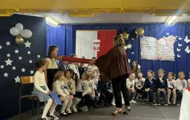 Pani Dyrektor pasuje uczni&oacute;w klasy 1A