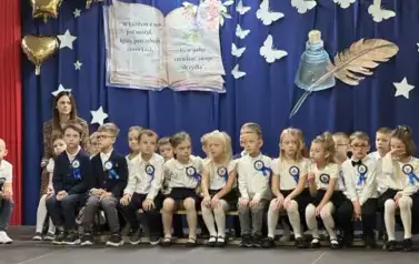 Uczniowie klasy 1b na scenie