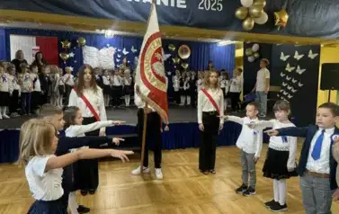 Przedstawiciele uczni&oacute;w klas pierwszych ślubują na Sztandar Szkoły
