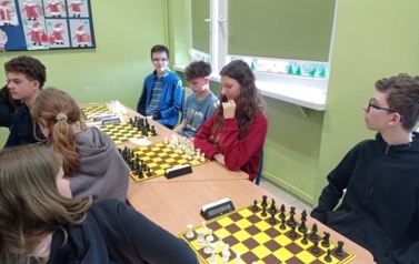 Nasi uczniowie przy stoliku szachowym
