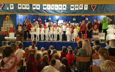 Wszyscy artyści i opiekunowie przedstawienia wysłuchujący sł&oacute;w Pani Dyrektor