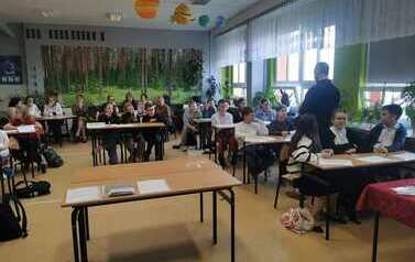 Uczniowie rozwiązują zadania