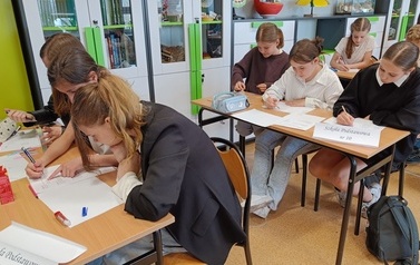 Uczniowie rozwiązują zadania