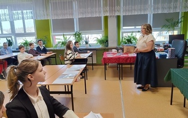 Powitanie uczestnik&oacute;w konkursu przez Panią Dyrektor