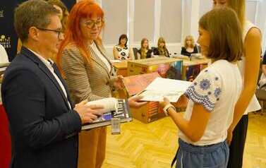 Ida Gajda odbiera nagrodę