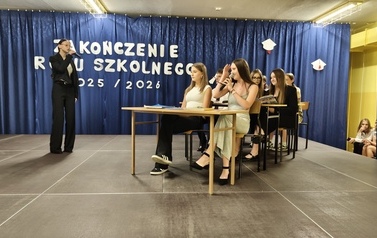 Uczniowie klas &oacute;smych podczas przedstawienia kończącego ich przygodę z SP12