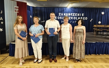 Podziękowania rodzicom z klasy 8c wręcza Pani Wicedyrektor