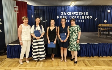 Podziękowania rodzicom z klasy 8a wręcza Pani Wicedyrektor