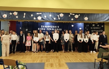 Wyr&oacute;żnieni uczniowie klasy 8b wraz z rodzicami