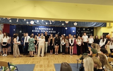 Wyr&oacute;żnieni uczniowie klasy 8a wraz z rodzicami