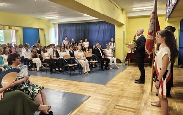 Prezydent Miasta Zgierza przemawia do zgromadzonych na tle pocztu sztandarowego
