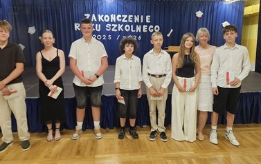 Wyr&oacute;żnieni uczniowie klasy 7c z wychowawczynią