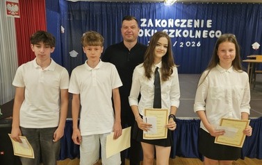 Wyr&oacute;żnieni uczniowie klasy 7a z wychowawcą