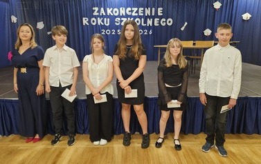Wyr&oacute;żnieni uczniowie klasy 6a z wychowawczynią