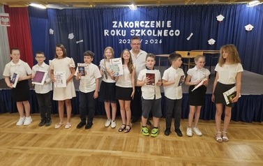 Wyr&oacute;żnieni uczniowie klasy 5a z wychowawcą