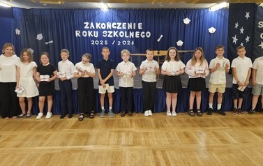 Wyr&oacute;żnieni uczniowie klasy 4b z wychowawczynią