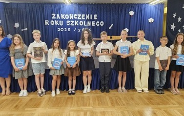 Wyr&oacute;żnieni uczniowie klasy 4a z wychowawczynią