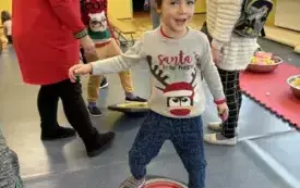 Dzieci podczas zabaw ruchowych