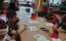 Dzieci dekorują "zgierskie kamyki"