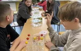 Dzieci rozwiązują zagadki matematyczne