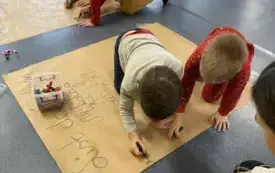Dzieci wykonują zadanie plastyczne