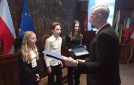 Uczniowie odbierają nagrodę od Prezydenta Miasta Zgierza