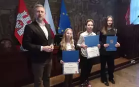 Uczniowie prezentują otrzymane nagrody