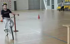Uczeń na rowerze pokonuje przeszkody