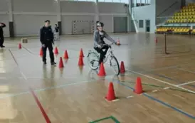 Uczeń na rowerze pokonuje przeszkody