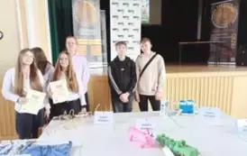 Uczniowie prezentują swoje prace konkursowe