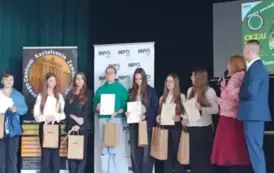 Uczniowie odbierają nagrody
