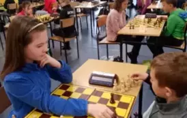 Uczniowie podczas rozgrywki w szachy