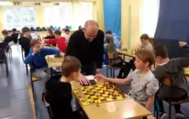 Sędzia rozstrzyga pojedynek szachowy